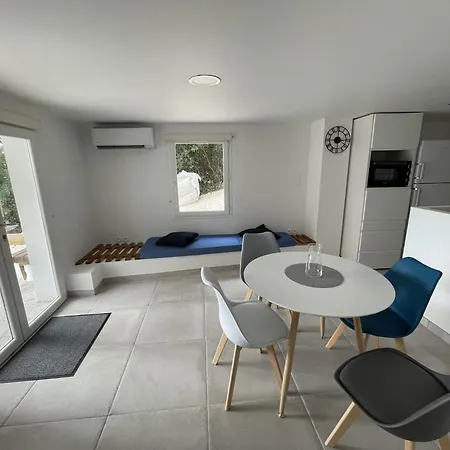 Ilo - Devant La Des Nonnes فيلة