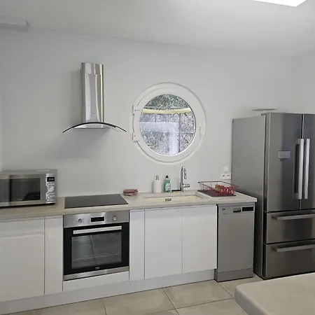 Ilo - Devant La Des Nonnes فيلة